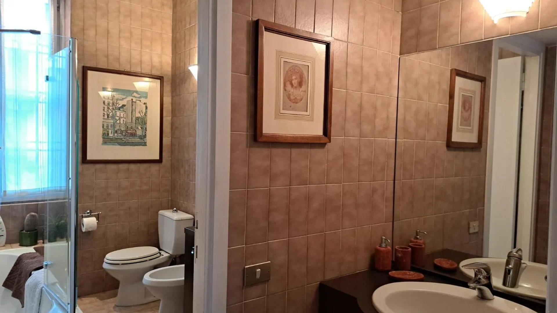 Casa Mari - Free Secure Parking, Breakfast, Private Bathroom, Wifi, Garden, Aircon, 5 Min Walk To Metro And Train Station Milaan Italië